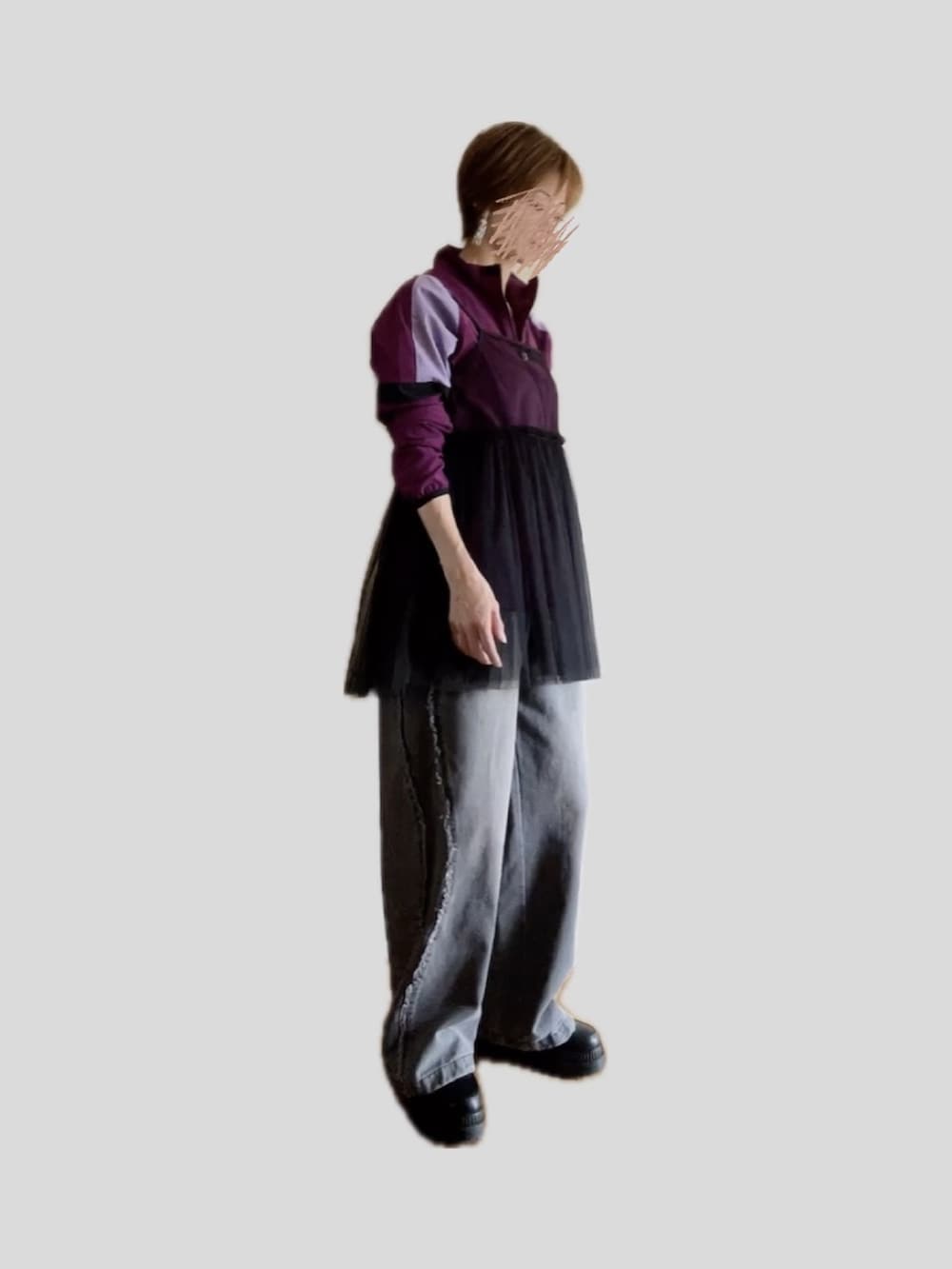 ブラック系のデニムパンツ、ブラック系のローファー、ブラック系のシャツ/ブラウスを着用したレディースの秋コーディネートの3枚目の写真