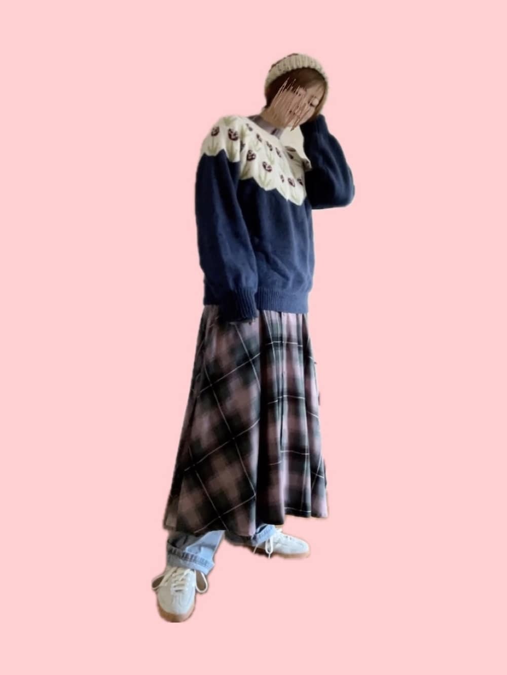 ブルー系のニット/セーター、ピンク系のシャツワンピース、グレー系のスニーカーを着用したレディースの秋コーディネートの4枚目の写真