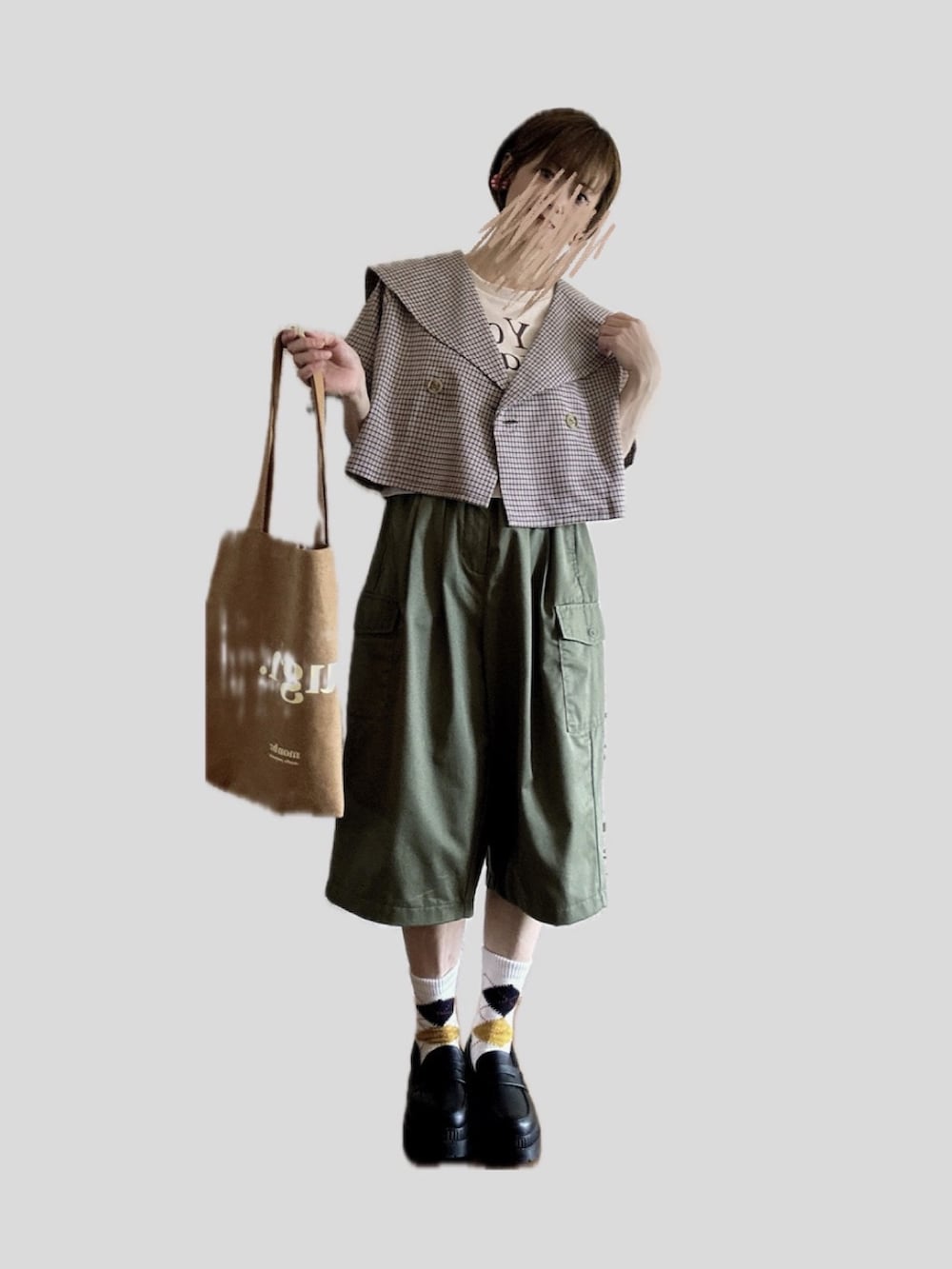 ブラウン系のセットアップ、ブラック系のショルダーバッグ、ブラック系のローファーを着用したレディースの秋コーディネートの2枚目の写真