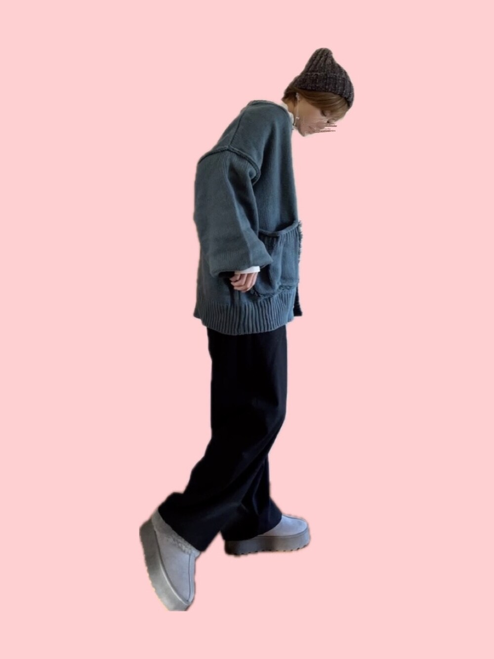 グリーン系のカーディガン/ボレロ、グレー系のTシャツ/カットソー、ホワイト系のTシャツ/カットソーを着用したレディースの冬コーディネートの2枚目の写真