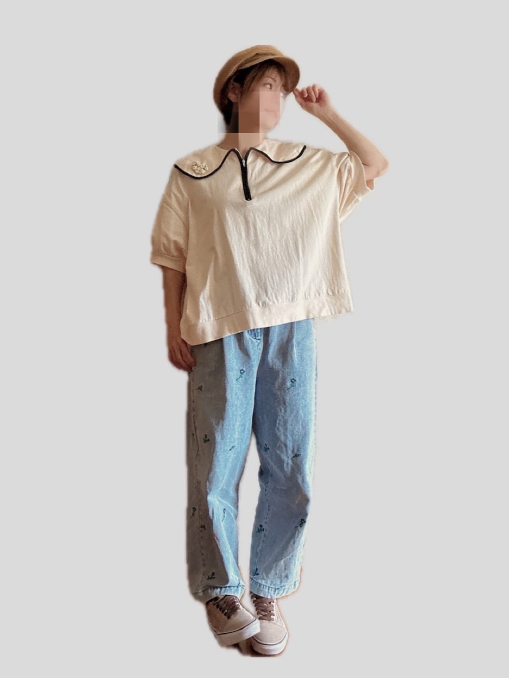 ブルー系のその他パンツ、シルバー系のサンダル、グリーン系のシャツ/ブラウスを着用したレディースの夏コーディネートの2枚目の写真