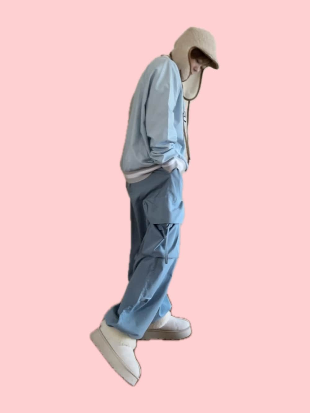 ブルー系のTシャツ/カットソー、ブルー系のパンツ、ホワイト系のブーツを着用したレディースの冬コーディネートの2枚目の写真