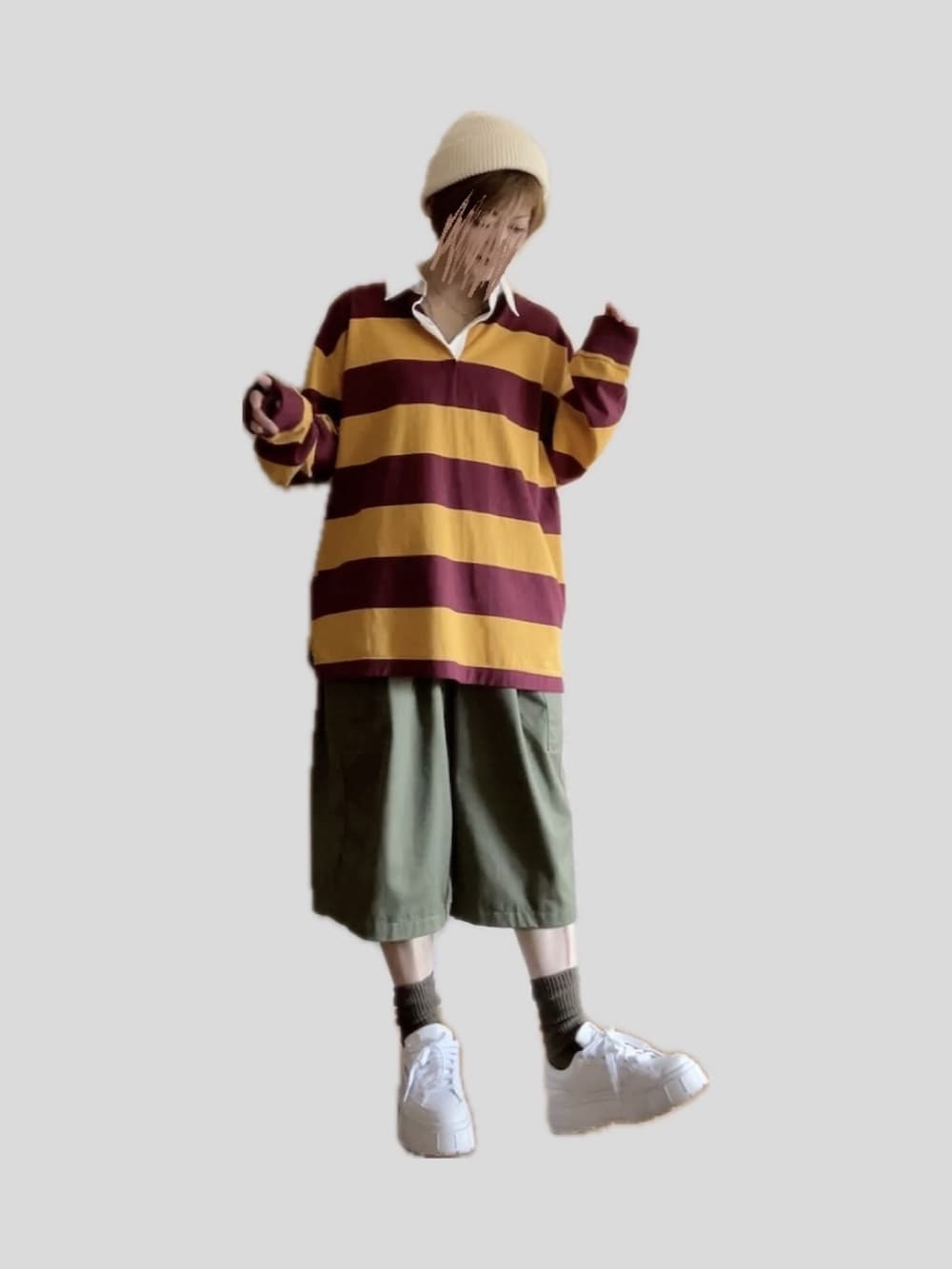 イエロー系のTシャツ/カットソー、グリーン系のパンツ、ホワイト系のスニーカーを着用したレディースの秋コーディネートの2枚目の写真