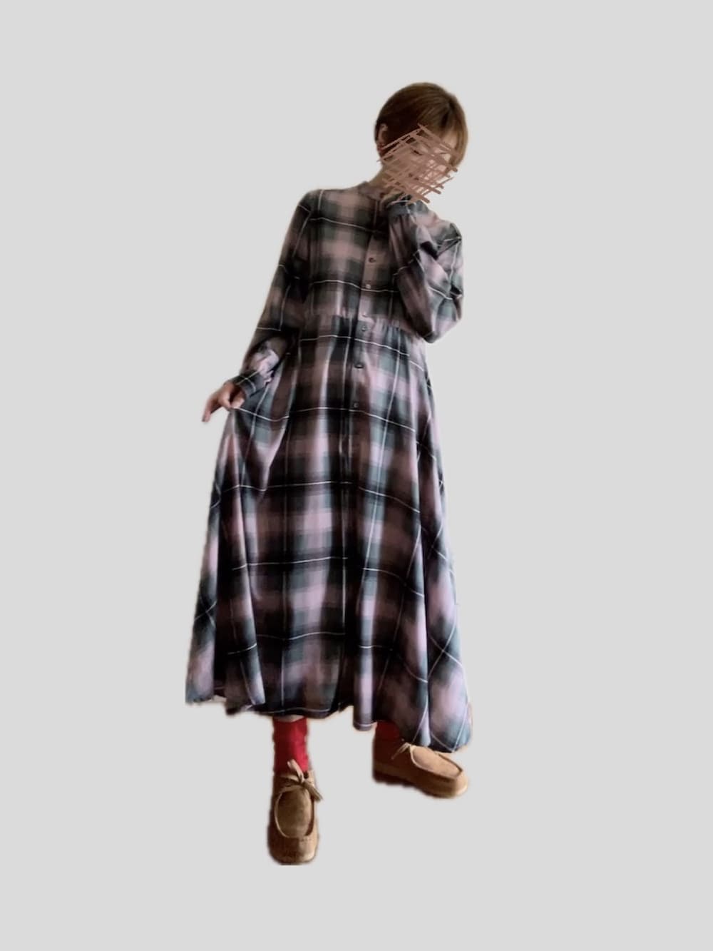 ピンク系のシャツワンピース、ベージュ系のモカシン/デッキシューズを着用したレディースの秋コーディネートの2枚目の写真