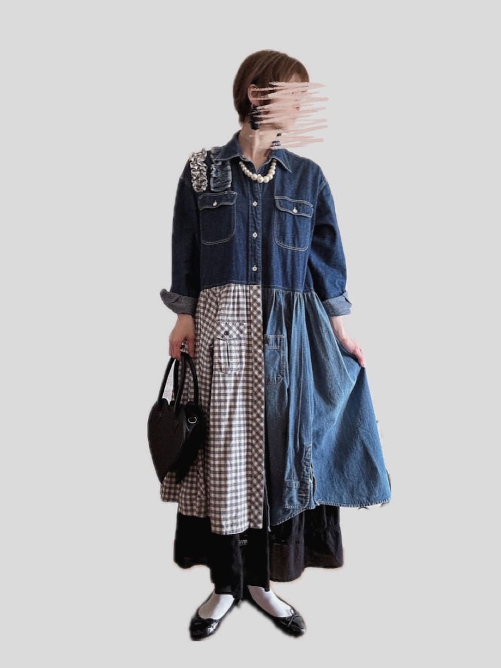 ブラック系のスカート、パープル系のスニーカー、ブルー系のワンピースを着用したレディースの春コーディネートの3枚目の写真