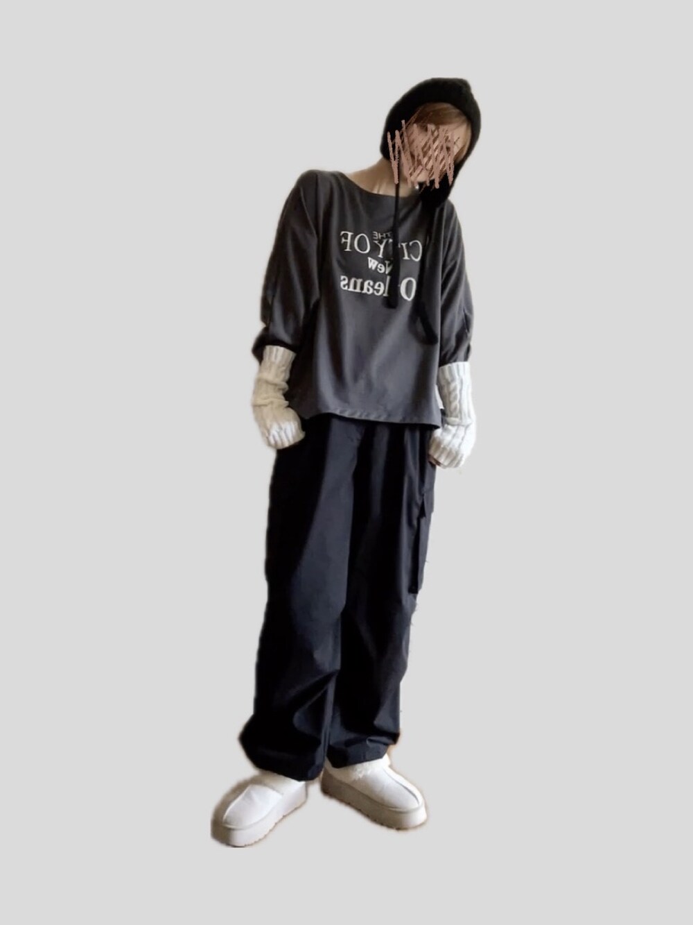 グレー系のTシャツ/カットソー、ブラック系のカーゴパンツ、ホワイト系のブーツを着用したレディースの秋コーディネートの2枚目の写真