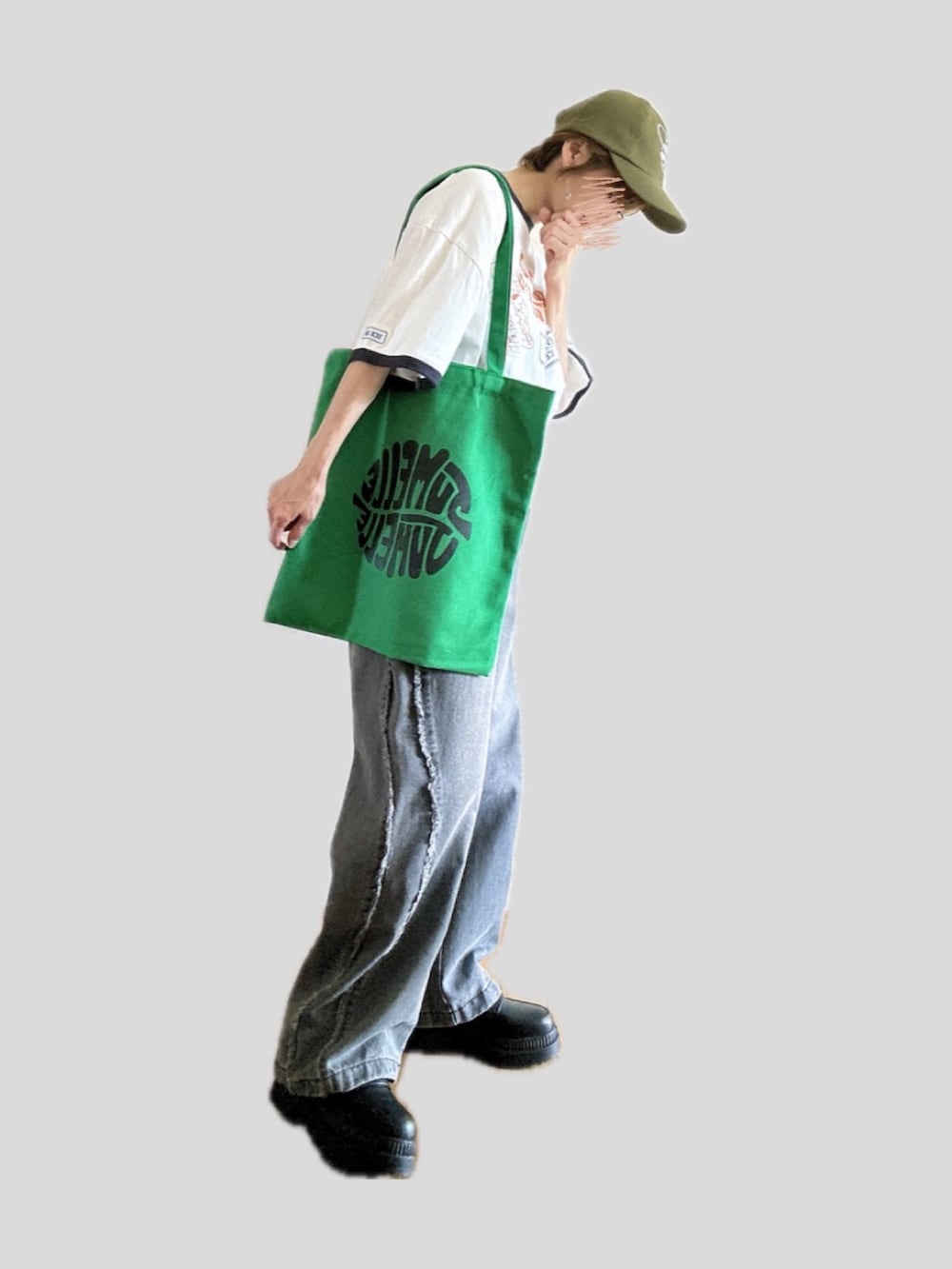 ホワイト系のTシャツ/カットソー、グリーン系のトートバッグ、ブラック系のローファーを着用したレディースの秋コーディネートの2枚目の写真