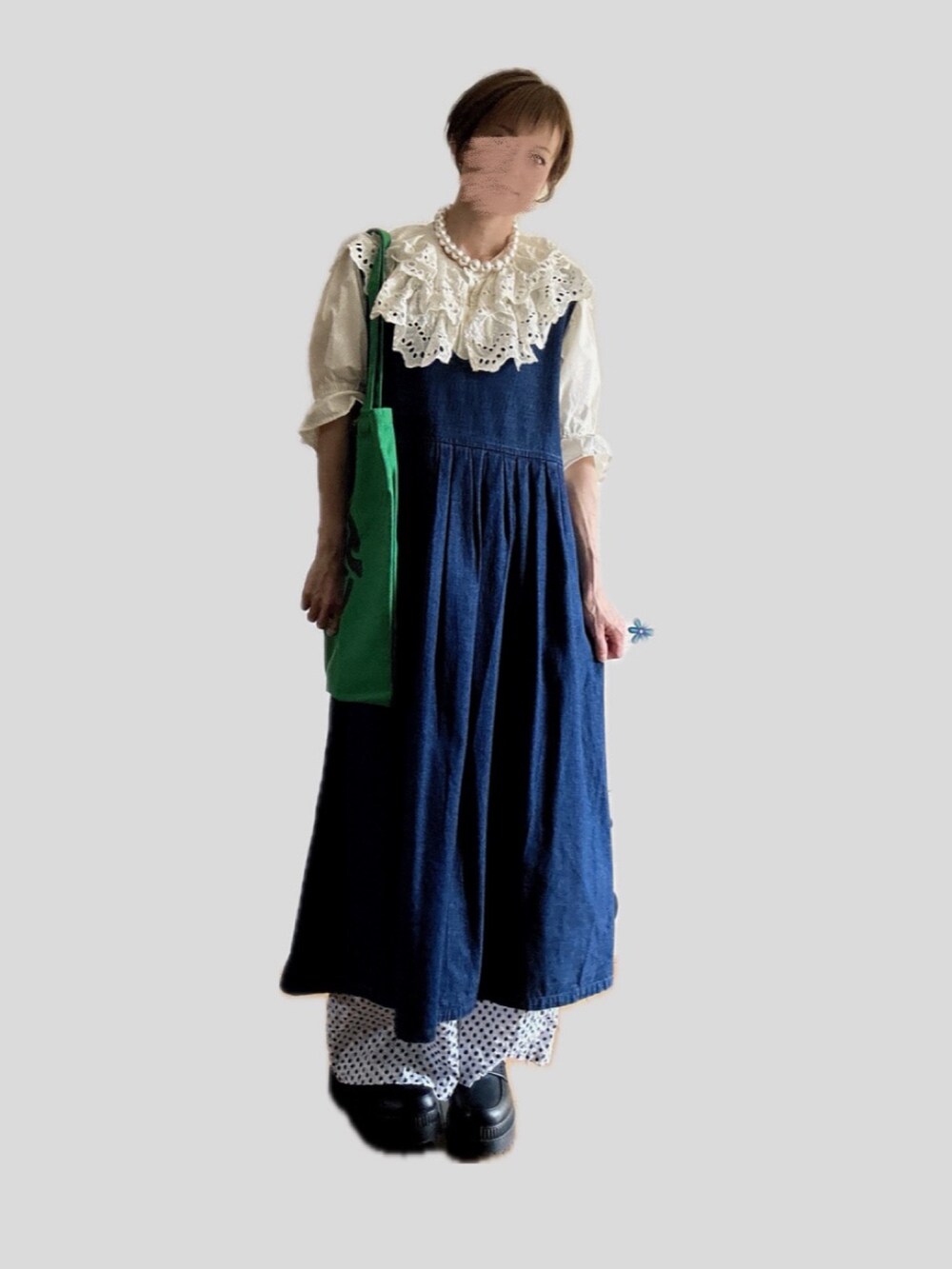 ホワイト系のシャツ/ブラウス、グリーン系のトートバッグ、ブルー系のジャンパースカートを着用したレディースの秋コーディネートの2枚目の写真