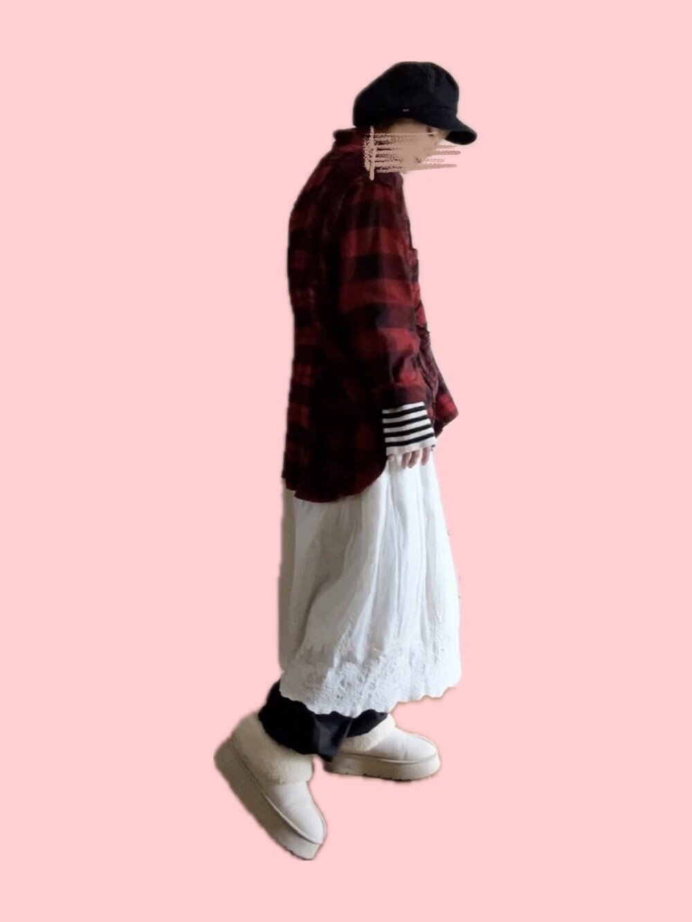 レッド系のシャツ/ブラウス、ブラック系のニット/セーター、ホワイト系のスカートを着用したレディースの冬コーディネートの2枚目の写真