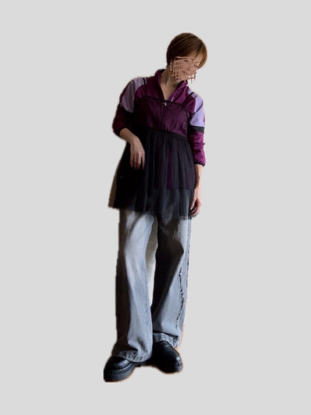 ブラック系のデニムパンツ、ブラック系のローファー、ブラック系のシャツ/ブラウスを着用したレディースの秋コーディネートの2枚目の写真