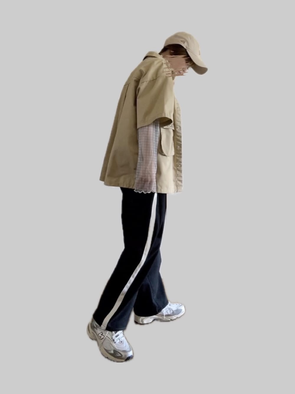 ブラウン系のキャミソール、ベージュ系のシャツ/ブラウス、ブルー系のTシャツ/カットソーを着用したレディースの秋コーディネートの2枚目の写真