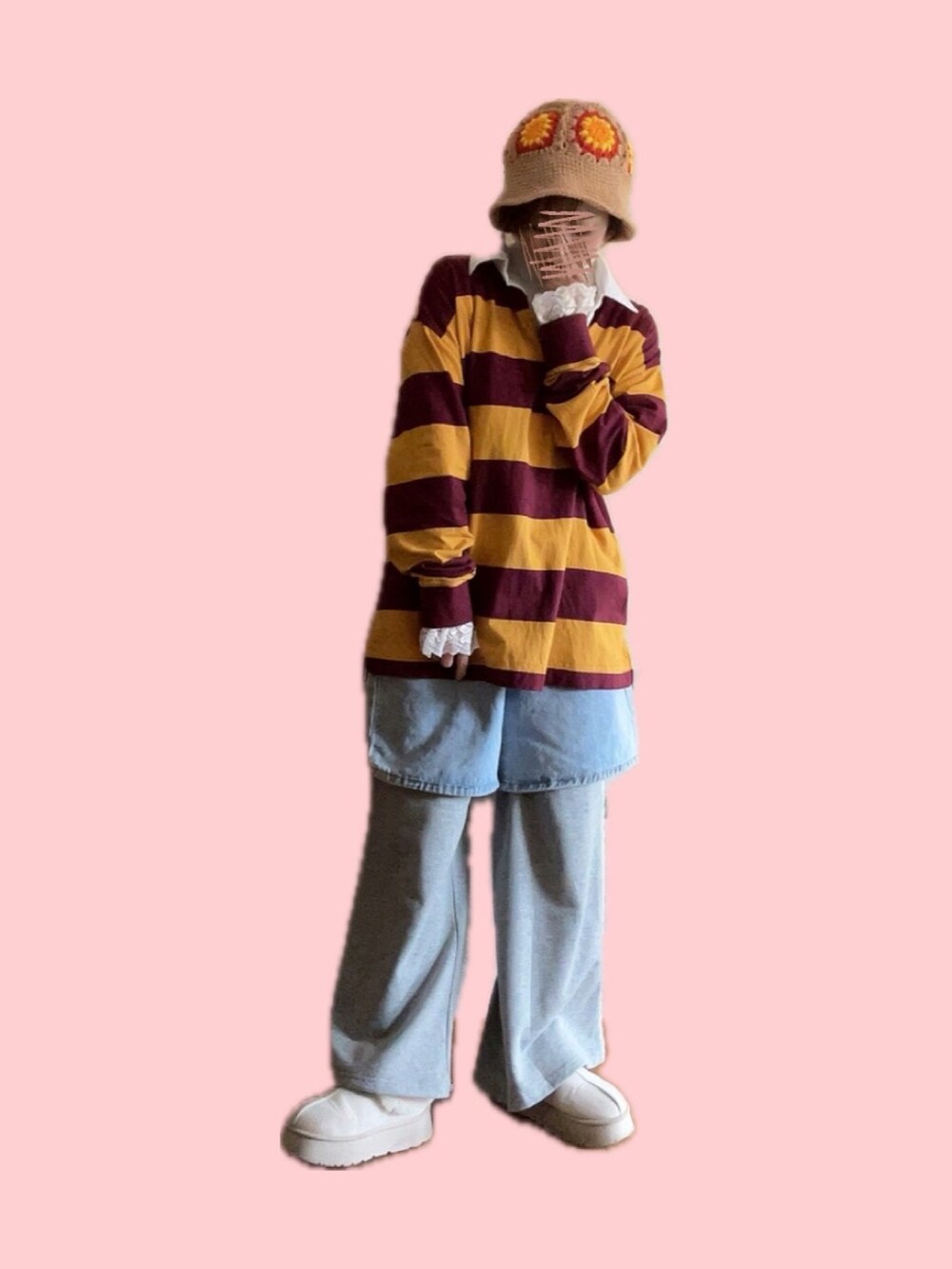 イエロー系のTシャツ/カットソー、ホワイト系のTシャツ/カットソー、グレー系のスウェットパンツを着用したレディースの冬コーディネートの2枚目の写真