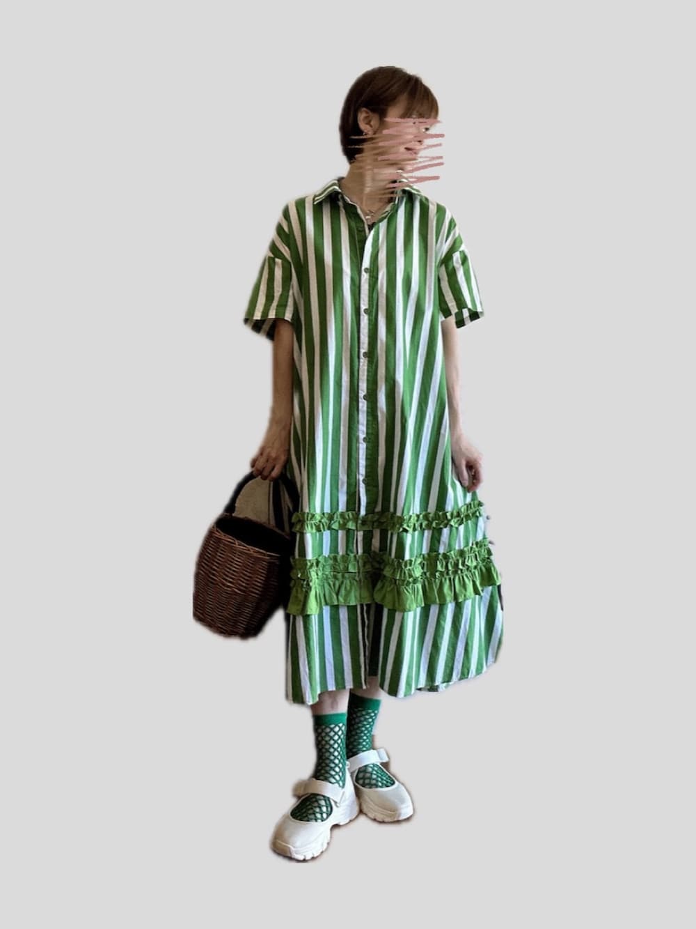 ブラウン系のかごバッグ、ベージュ系のスニーカー、グリーン系のシャツワンピースを着用したレディースの夏コーディネートの2枚目の写真