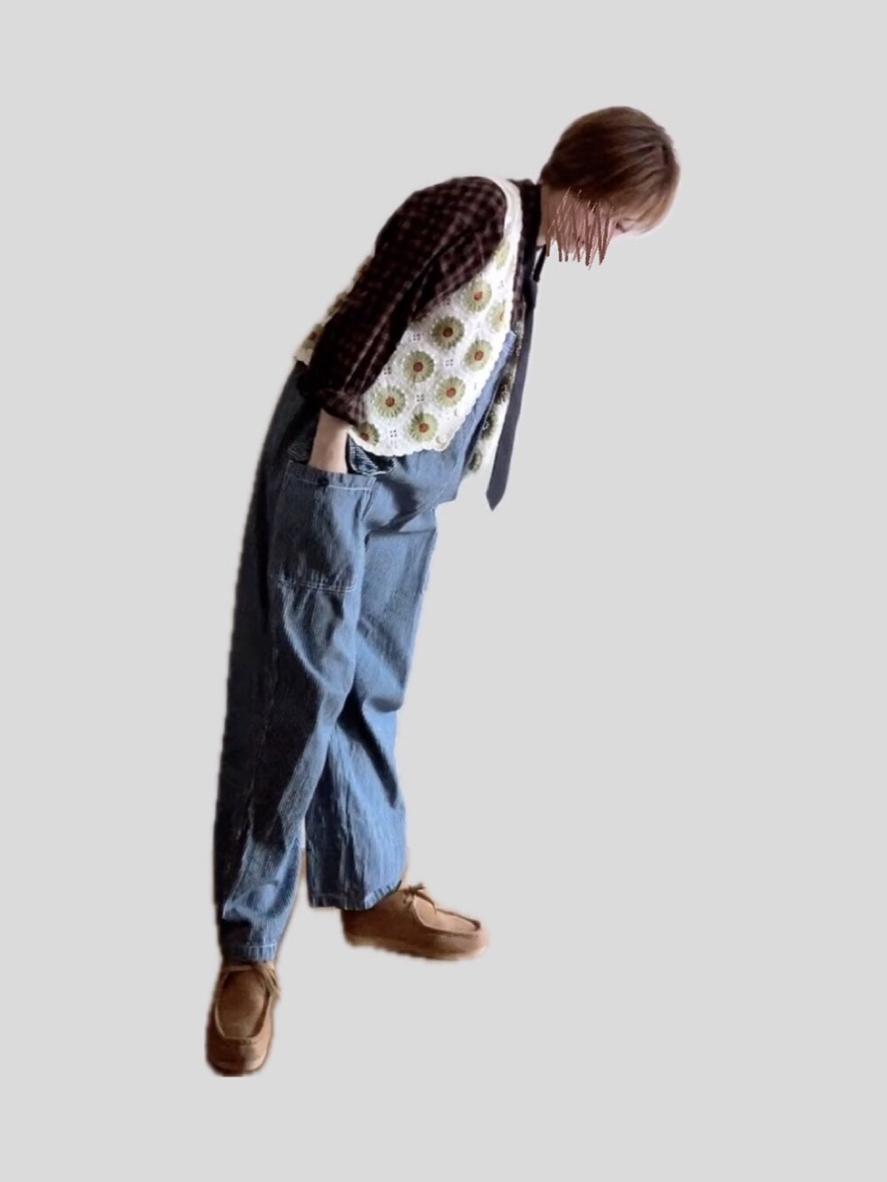 ベージュ系のモカシン/デッキシューズ、その他のオールインワン・サロペット、ブラウン系のシャツ/ブラウスを着用したレディースの秋コーディネートの2枚目の写真