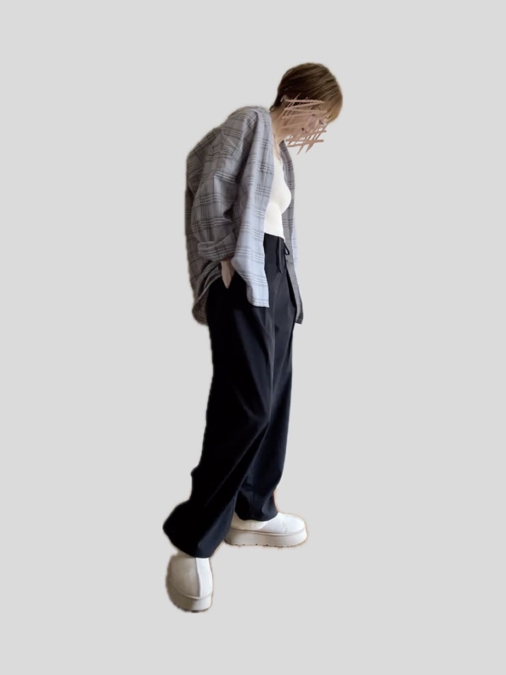 ブラック系のスラックス、ホワイト系のブーツ、グレー系のシャツ/ブラウスを着用したレディースの秋コーディネートの2枚目の写真