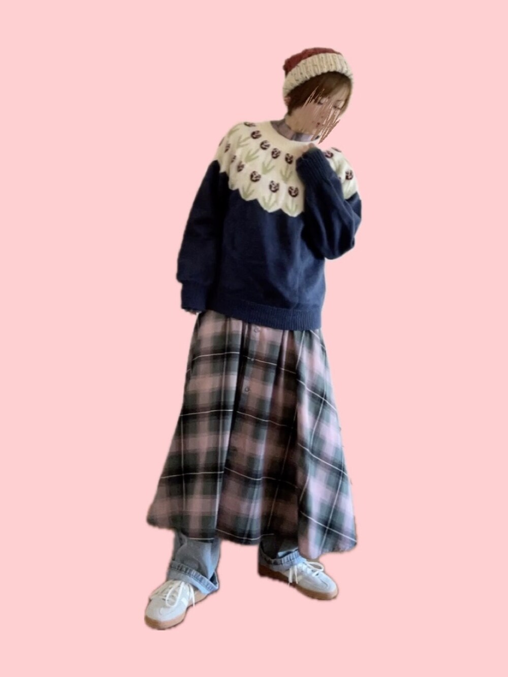 ブルー系のニット/セーター、ピンク系のシャツワンピース、グレー系のスニーカーを着用したレディースの秋コーディネートの3枚目の写真