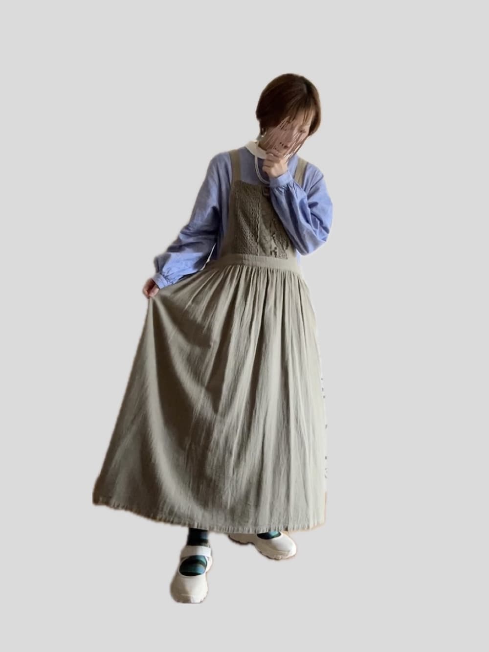 ブルー系のワンピース、グリーン系のワンピース、ベージュ系のスニーカーを着用したレディースの秋コーディネートの2枚目の写真