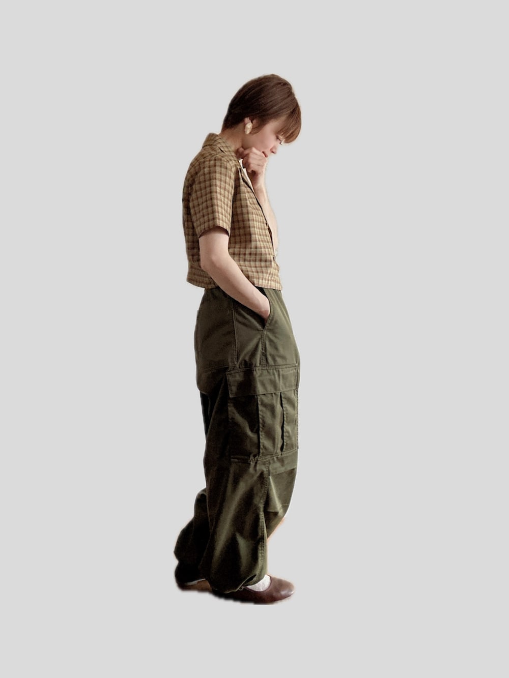 「カーゴパンツ、バレエシューズ、バレエシューズ×ソックス、ジャケットスタイル、ジャケットコーデ、カップ付きタンクトップ、ジーユーコーデ、古着コーデ、古着女子、タンクトップ、ワッフル、チェックジャケット、サングラススタイル、無印良品、半袖ジャケット」｜「GUのアイテム（カーゴパンツ、グリーン系）」を使った、Moonさん（レディース・156cm）の夏コーディネートの2枚目の写真
