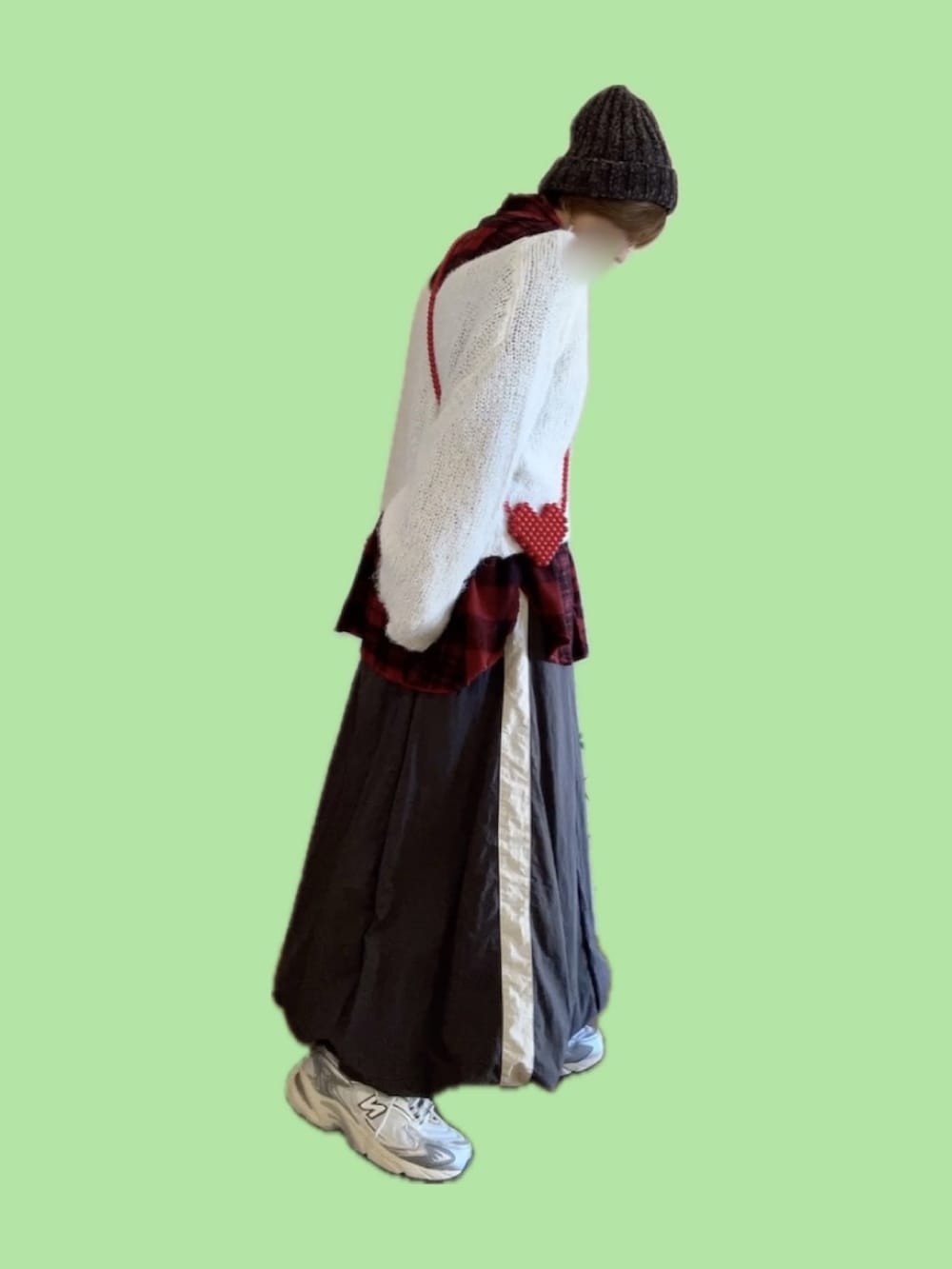 ホワイト系のニット/セーター、レッド系のショルダーバッグ、レッド系のシャツ/ブラウスを着用したレディースの冬コーディネートの2枚目の写真