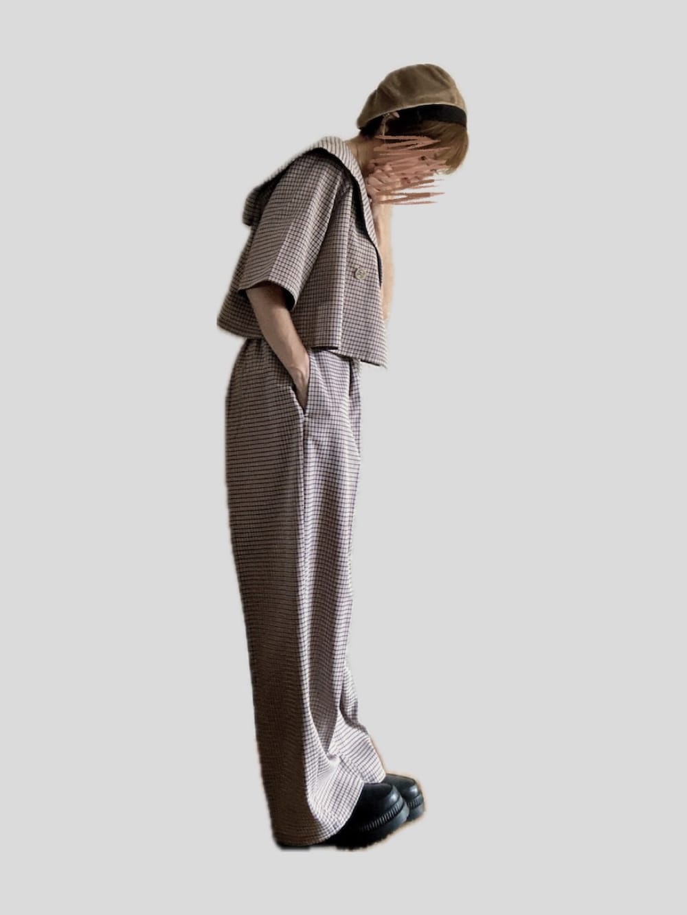 ブラウン系のセットアップ、イエロー系のトートバッグ、ブラック系のローファーを着用したレディースの秋コーディネートの2枚目の写真