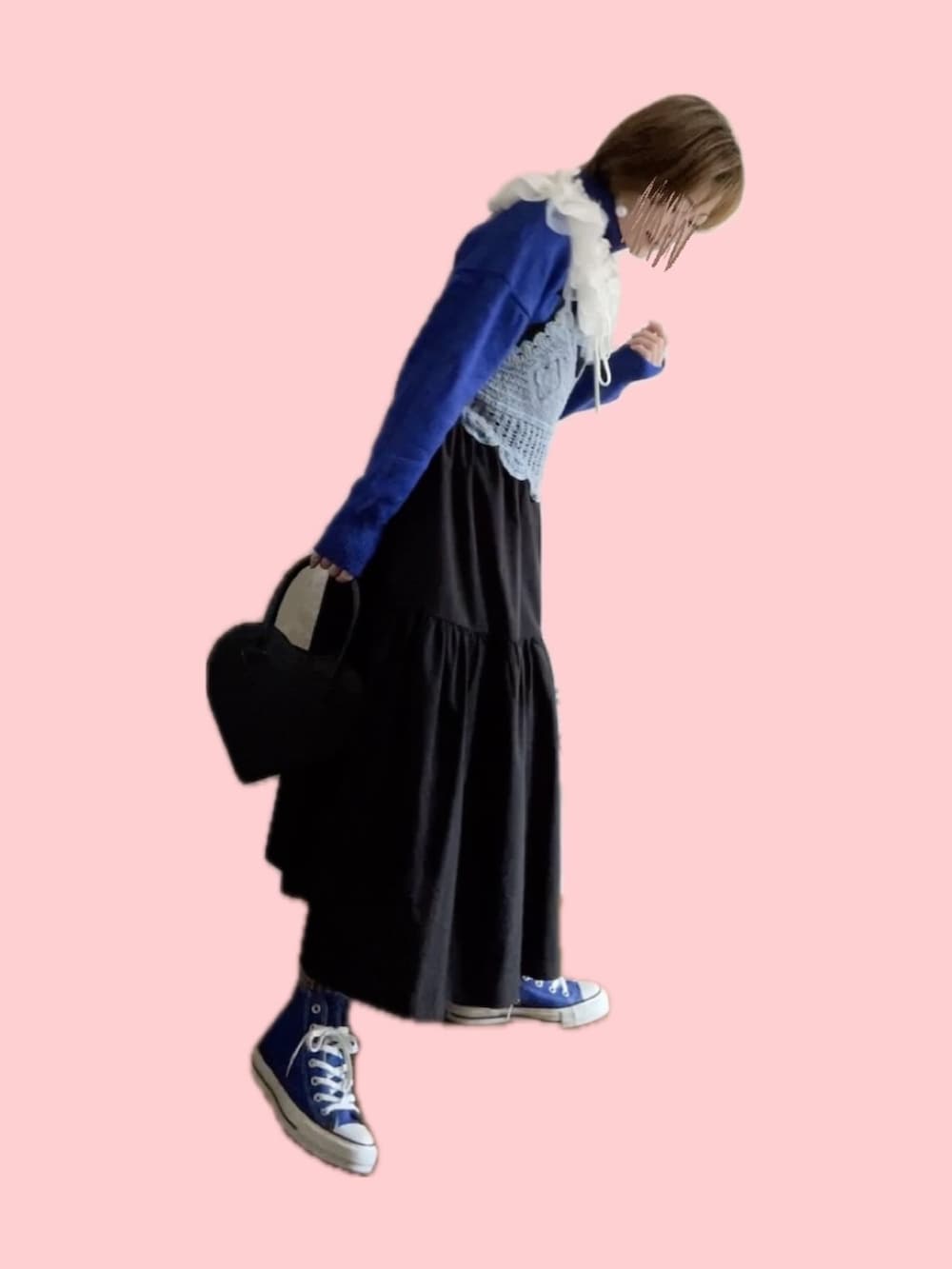 ブラック系のジャンパースカート、ブルー系のスニーカー、ブラック系のショルダーバッグを着用したレディースの秋コーディネートの2枚目の写真