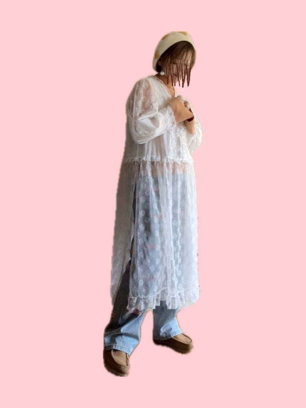ブルー系のデニムパンツ、ベージュ系のモカシン/デッキシューズ、オレンジ系のニット/セーターを着用したレディースの冬コーディネートの2枚目の写真