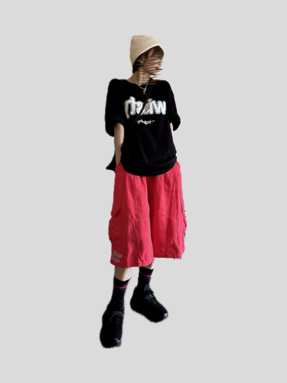 「ビーニー、ニット帽、ジーユーコーデ、ウィスティー、黒Tシャツ、リメイク、プーマ、ロゴT、ファミマ靴下、黒スニーカー、ストリートコーデ、カジュアルストリート、ハーフパンツコーデ、ハーパン、ハーフパンツ」｜「wisstyのwissty-ロゴT（Tシャツ/カットソー、ブラック系）」を使った、Moonさん（レディース・156cm）の秋コーディネートの2枚目の写真