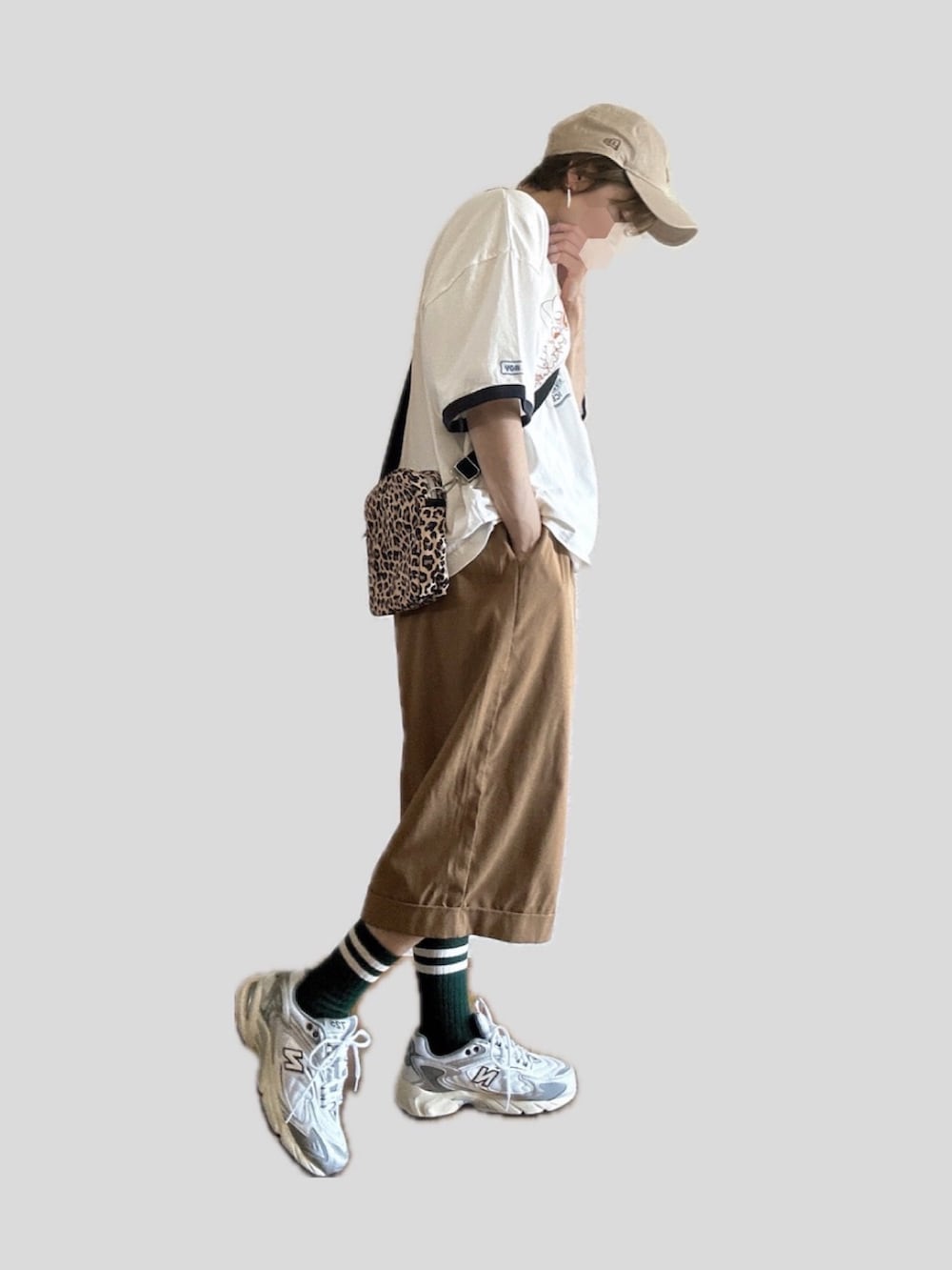 ホワイト系のTシャツ/カットソー、ベージュ系のパンツ、シルバー系のスニーカーを着用したレディースの秋コーディネートの2枚目の写真