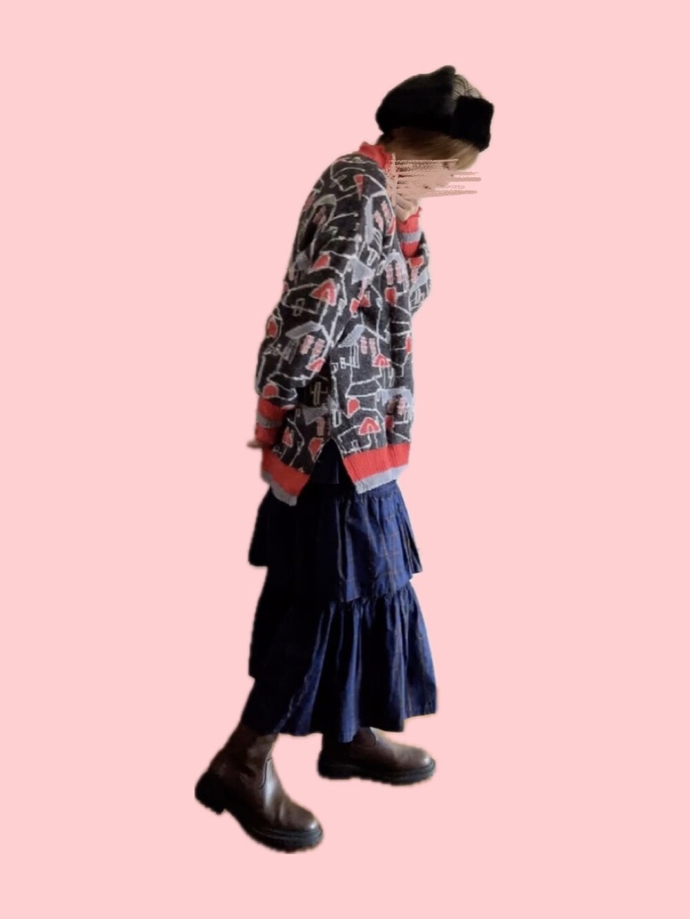 ブラウン系のTシャツ/カットソー、ブルー系のスカート、ブラウン系のブーツを着用したレディースの冬コーディネートの2枚目の写真