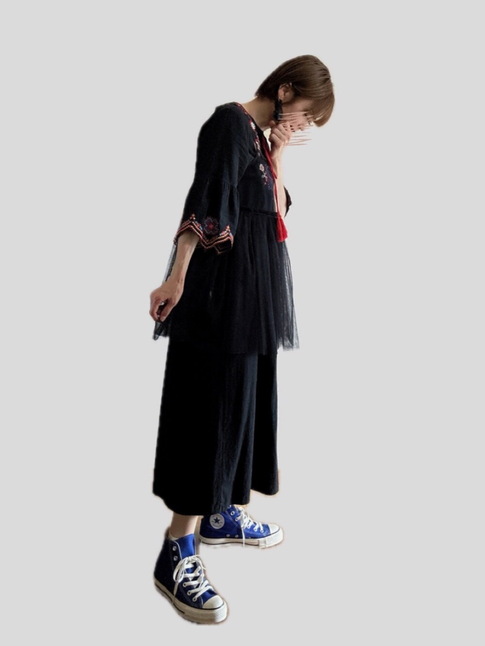 ブラック系のシャツ/ブラウス、ブルー系のスニーカーを着用したレディースの夏コーディネートの2枚目の写真