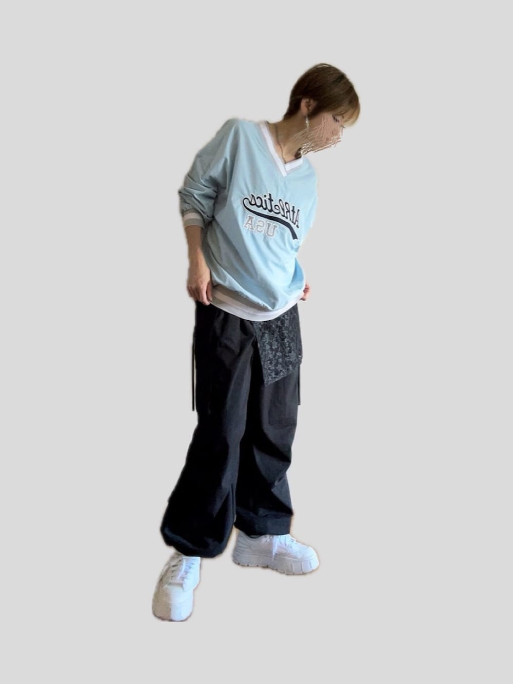 ブルー系のTシャツ/カットソー、ブラック系のカーゴパンツ、ブラック系のスカートを着用したレディースの秋コーディネートの2枚目の写真