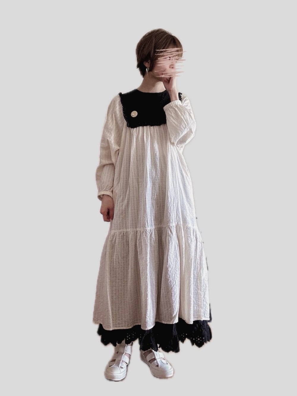 ホワイト系のワンピース、その他のベスト、ホワイト系のスニーカーを着用したレディースの春コーディネートの3枚目の写真