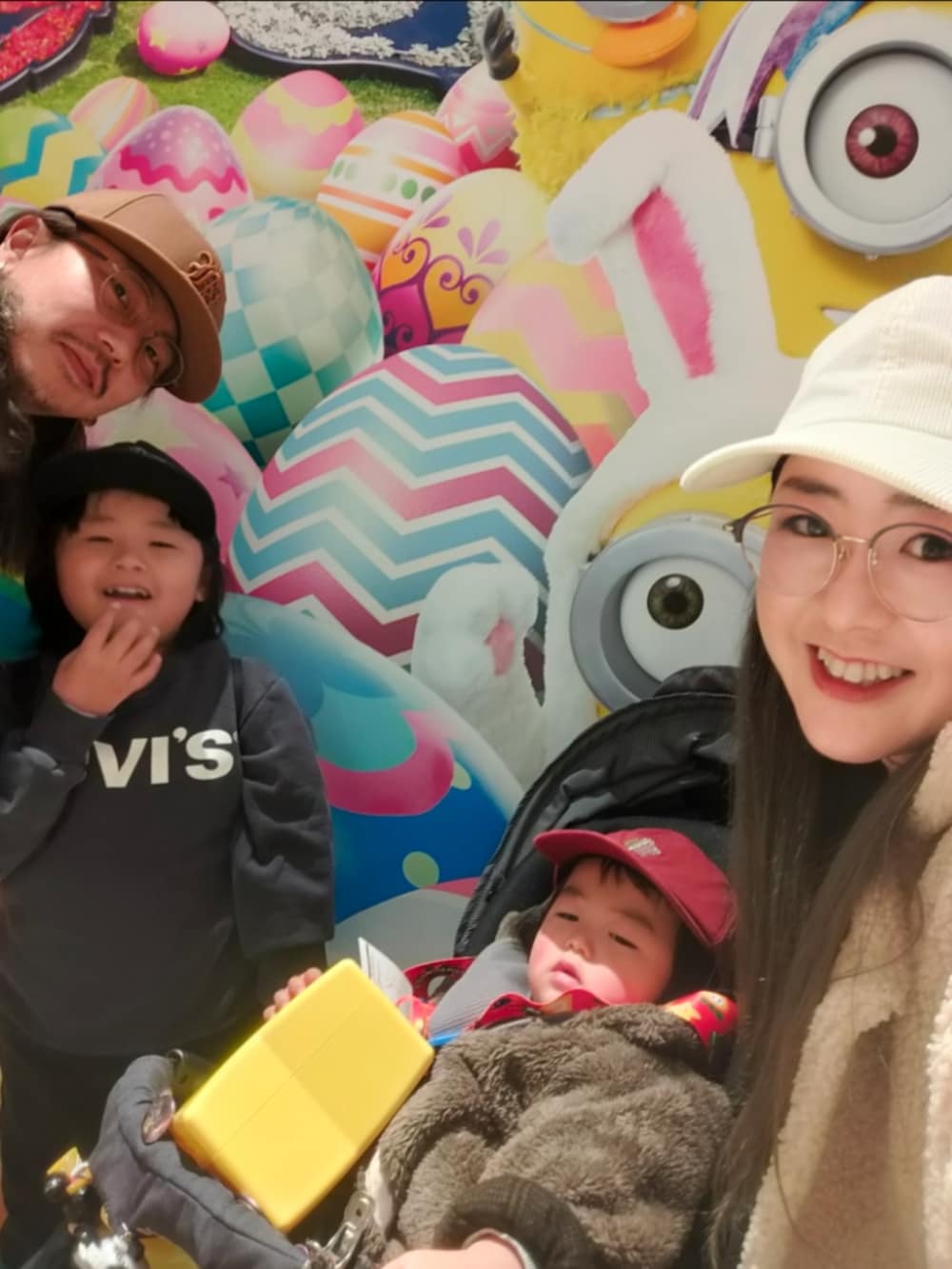 ブルー系のスウェット、ブラック系のパンツ、ブラック系のブーツを着用したキッズの春コーディネートの4枚目の写真