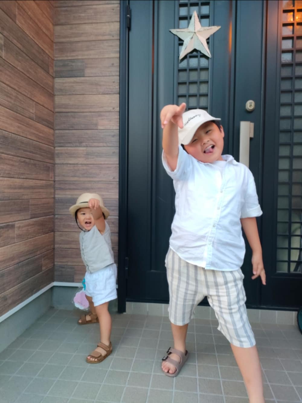 ホワイト系のベスト、ブラウン系のサンダル、ホワイト系のシャツ/ブラウスを着用したキッズの夏コーディネートの2枚目の写真