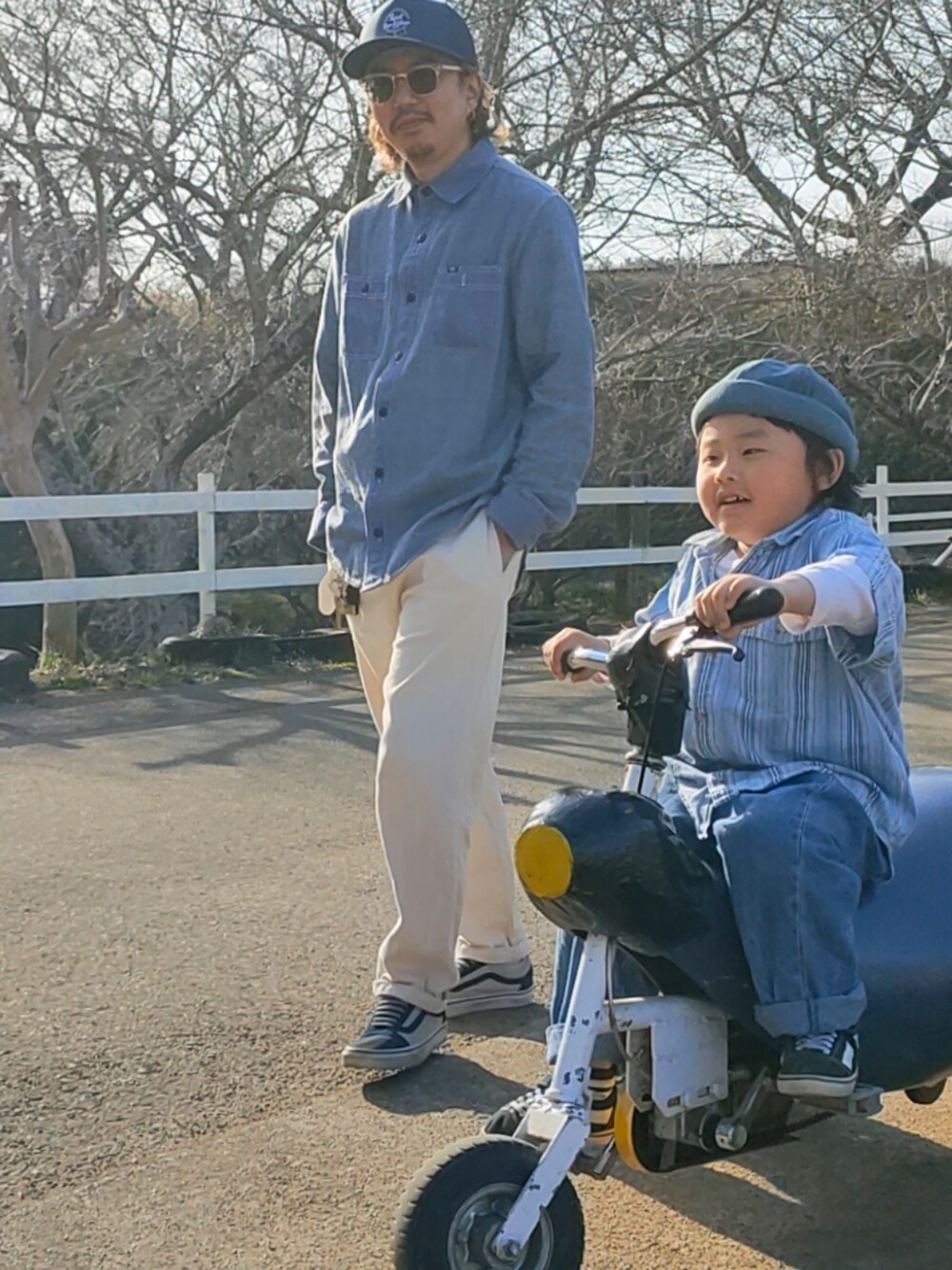 ブルー系のデニムパンツ、ブラック系のスニーカー、ブルー系のシャツ/ブラウスを着用したキッズの春コーディネートの4枚目の写真