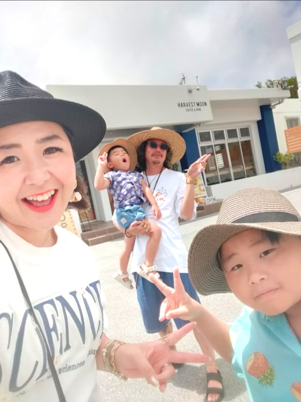 ブルー系のシャツ/ブラウス、ブルー系のデニムパンツ、ホワイト系のサンダルを着用したキッズの夏コーディネートの5枚目の写真