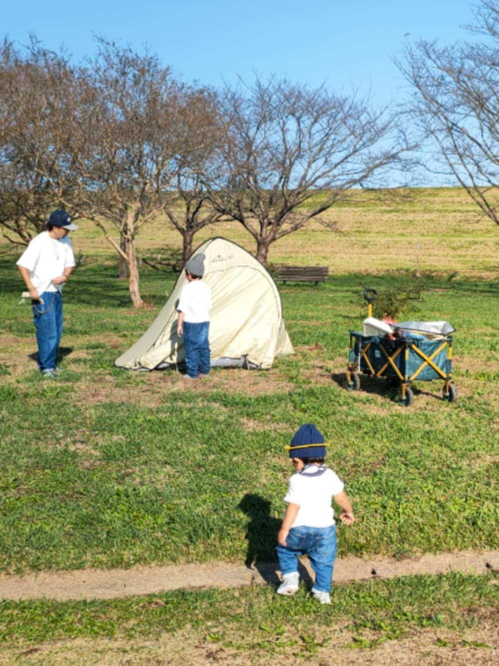 ホワイト系のTシャツ/カットソー、ブルー系のデニムパンツ、グレー系のスニーカーを着用したキッズの秋コーディネートの3枚目の写真