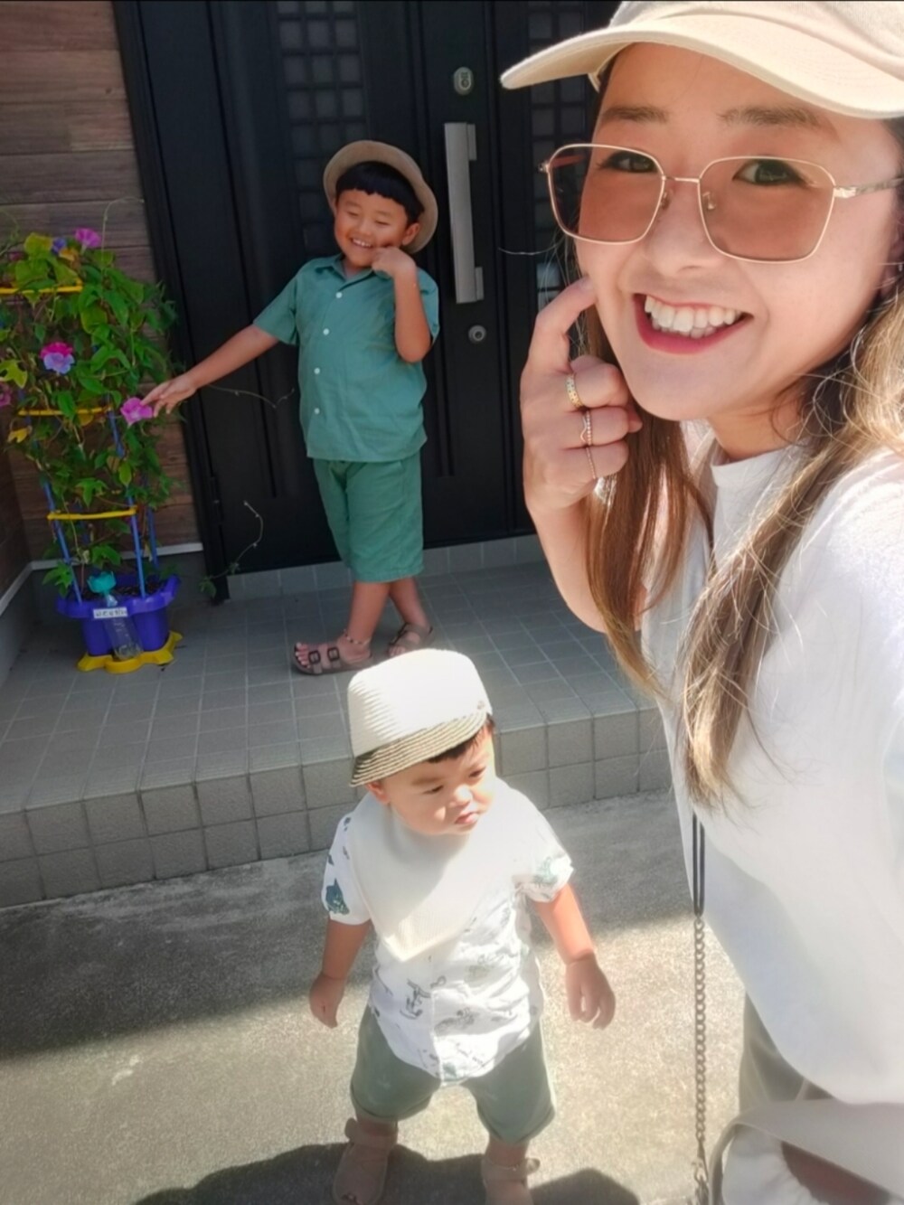 グリーン系のパンツ、ブラウン系のサンダル、グリーン系のシャツ/ブラウスを着用したキッズの夏コーディネートの5枚目の写真