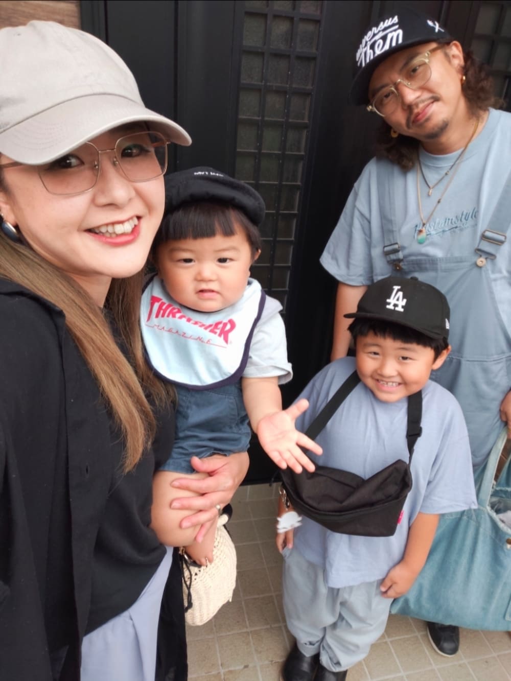 ブラック系のブーツ、ブルー系のTシャツ/カットソー、ブルー系のパンツを着用したキッズの夏コーディネートの4枚目の写真