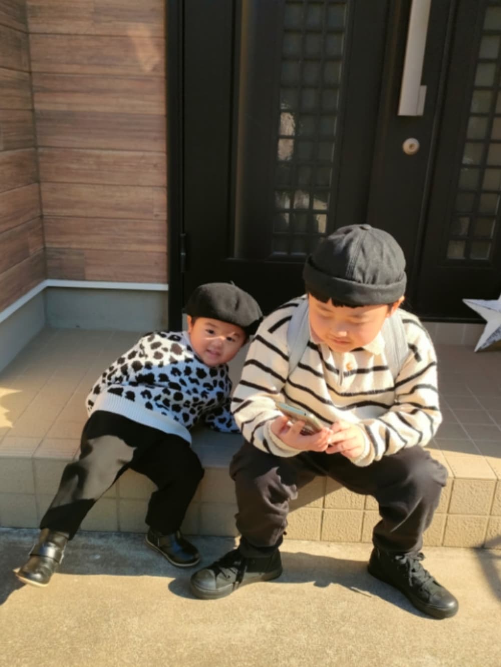 ブラック系のパンツ、ブラック系のブーツ、グレー系のバックパック/リュックを着用したキッズの冬コーディネートの2枚目の写真