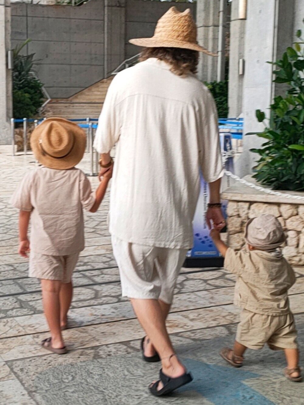 ベージュ系のシャツ/ブラウス、ベージュ系のパンツ、ブラウン系のハットを着用したキッズの夏コーディネートの2枚目の写真