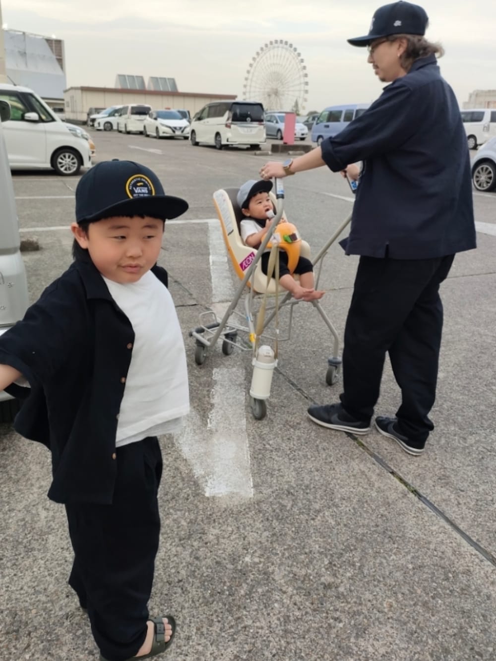 ブラック系のシャツ/ブラウス、ホワイト系のTシャツ/カットソー、ブラック系のパンツを着用したキッズの春コーディネートの2枚目の写真