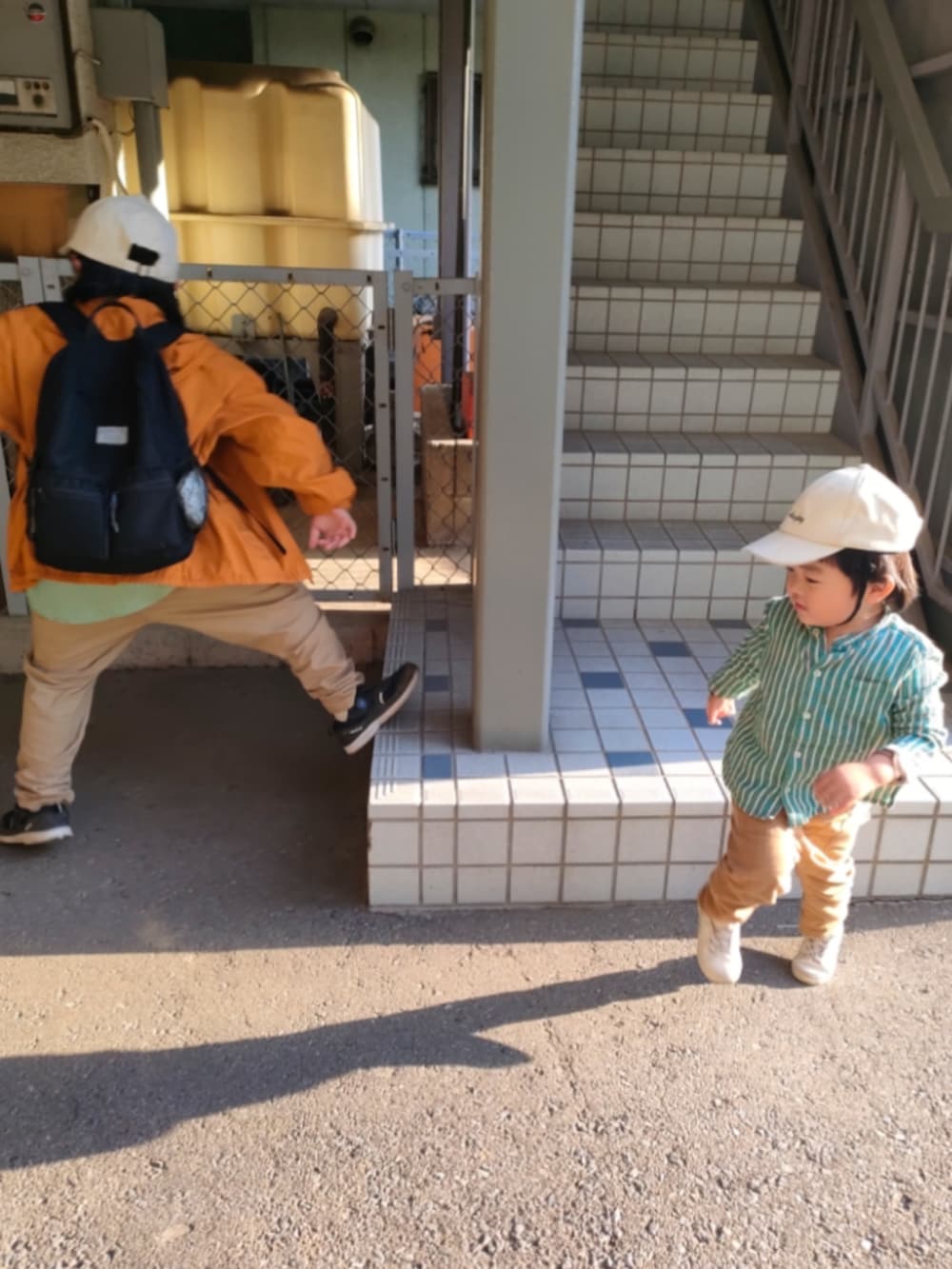 グリーン系のシャツ/ブラウス、ベージュ系のパンツ、ホワイト系のスニーカーを着用したキッズの冬コーディネートの3枚目の写真