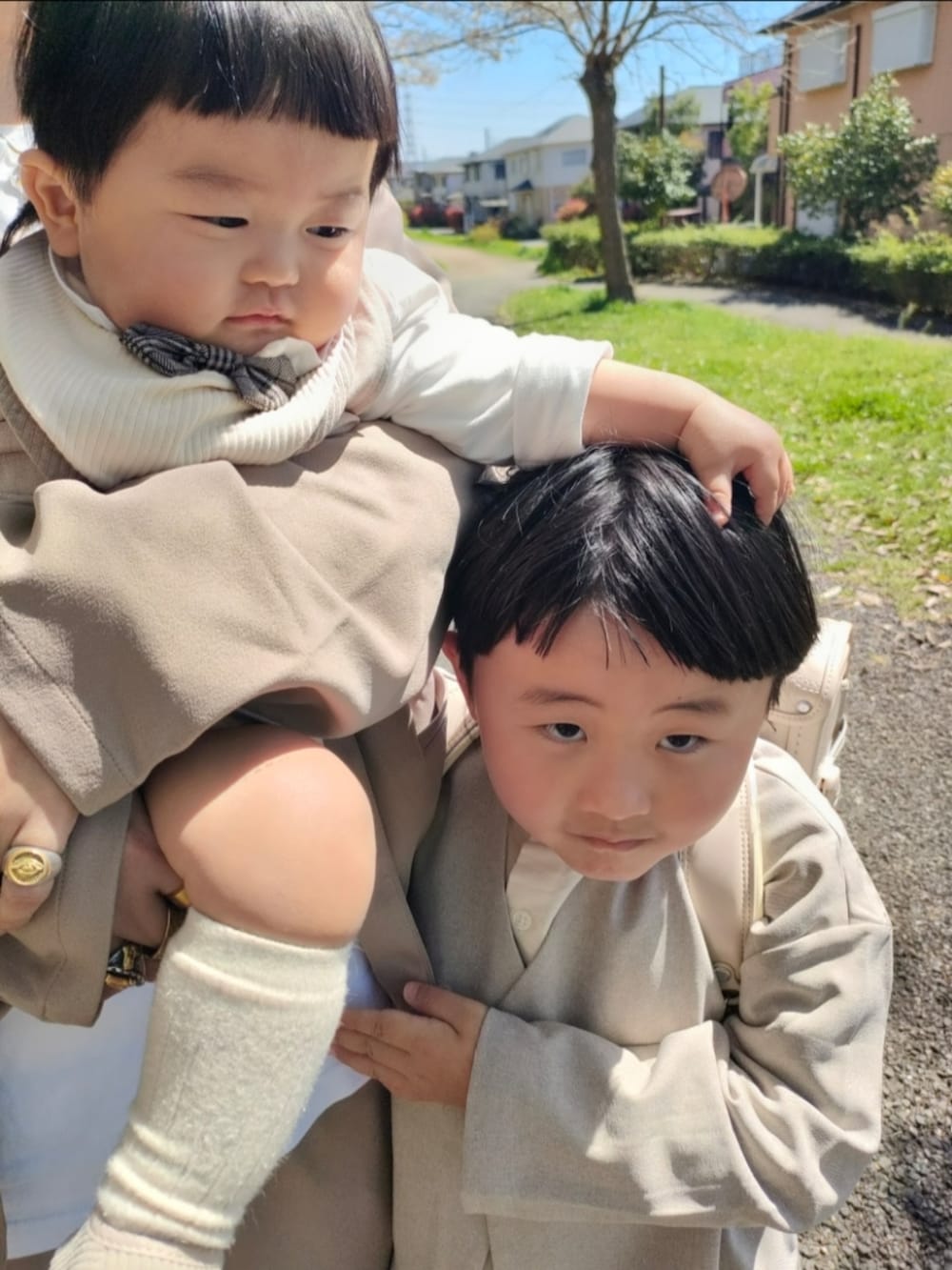 グレー系のスーツジャケット、グレー系のスーツベスト、グレー系のスーツパンツを着用したレディースの春コーディネートの5枚目の写真