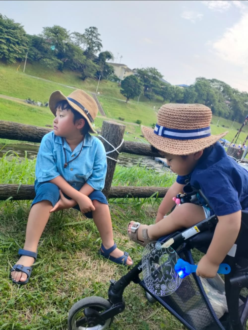 ブルー系のシャツ/ブラウス、ブルー系のパンツ、ブルー系のサンダルを着用したキッズの夏コーディネートの3枚目の写真