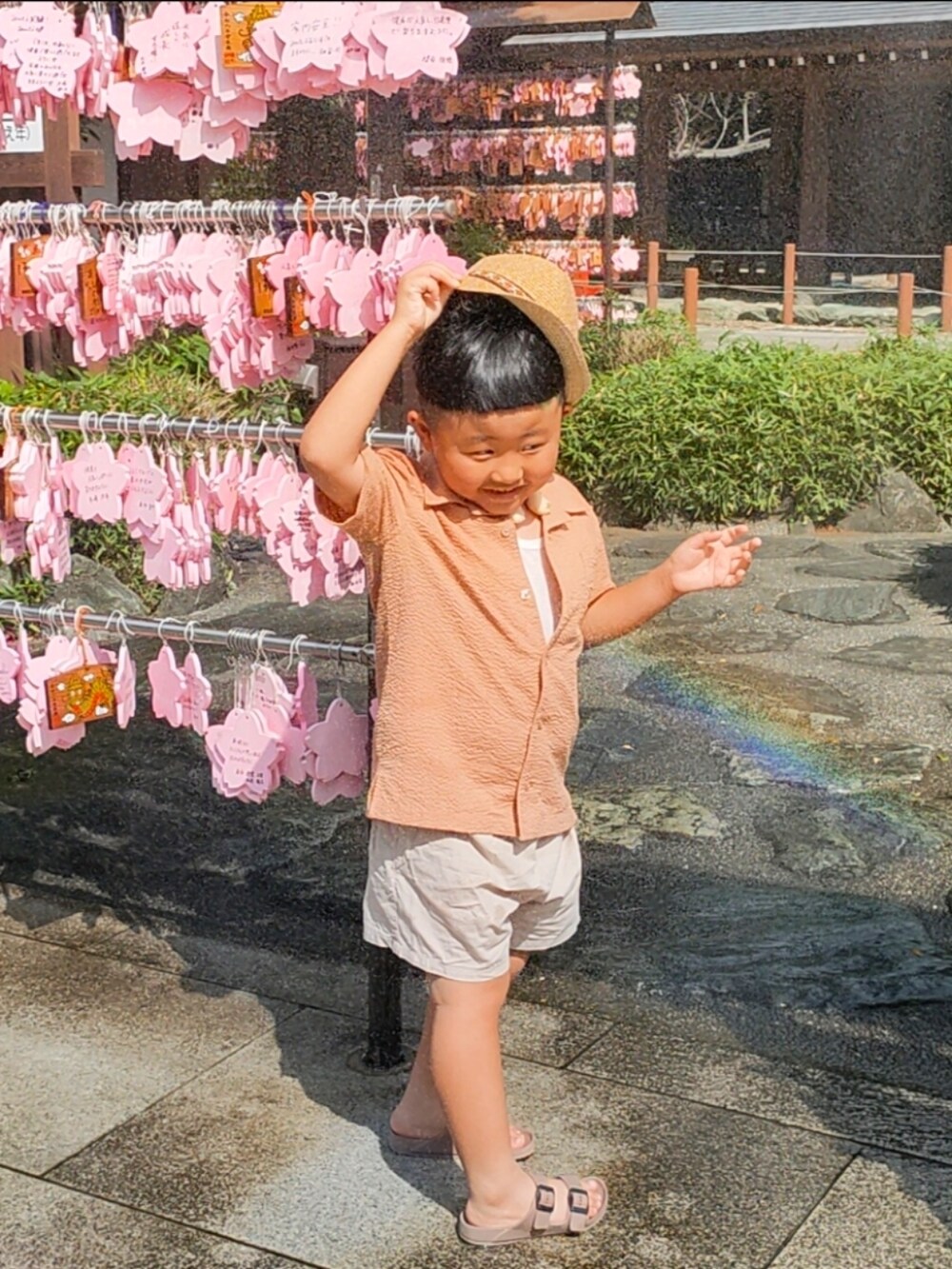 ブラウン系のサンダル、ブラウン系のシャツ/ブラウス、ベージュ系のパンツを着用したキッズの夏コーディネートの3枚目の写真