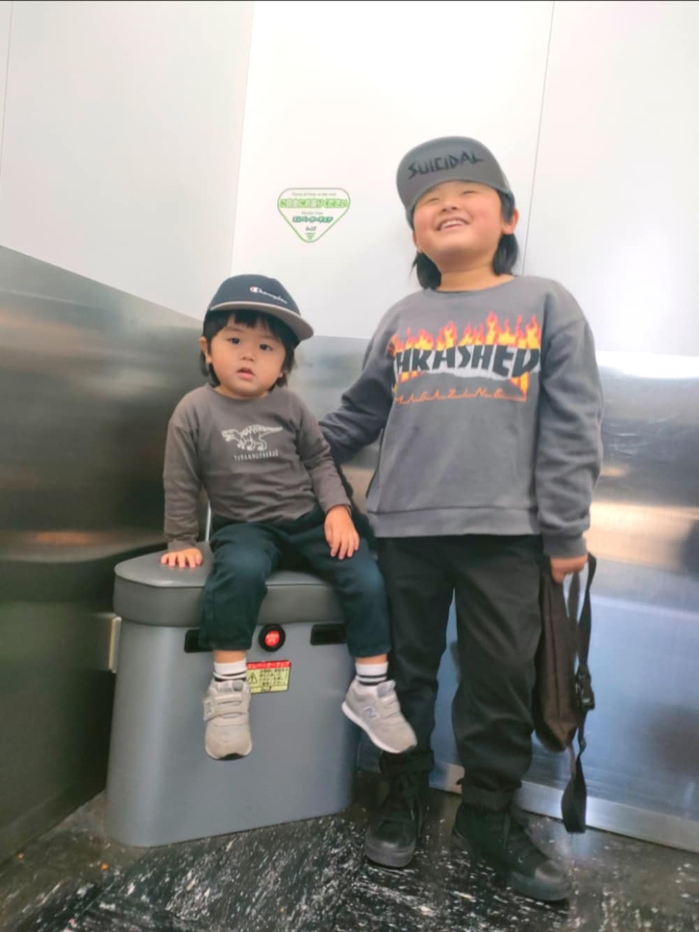 グレー系のTシャツ/カットソー、ブラック系のその他パンツ、グレー系のスウェットを着用したキッズの春コーディネートの4枚目の写真