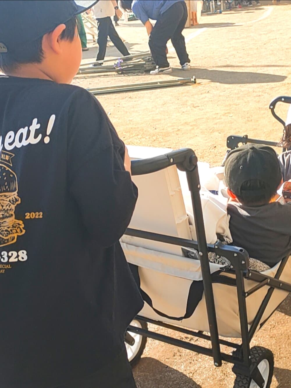 ブラック系のTシャツ/カットソー、ブラック系のパンツ、ブラック系のスニーカーを着用したキッズの秋コーディネートの2枚目の写真