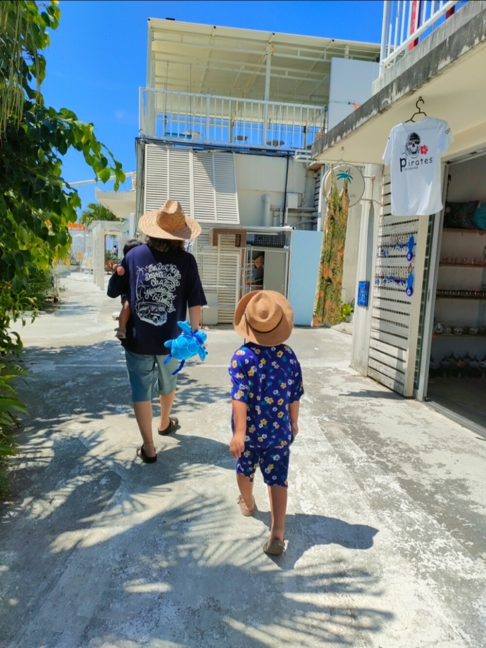 ブルー系のシャツ/ブラウス、ブルー系のその他パンツ、ベージュ系のスーツケース/キャリーバッグを着用したキッズの夏コーディネートの4枚目の写真