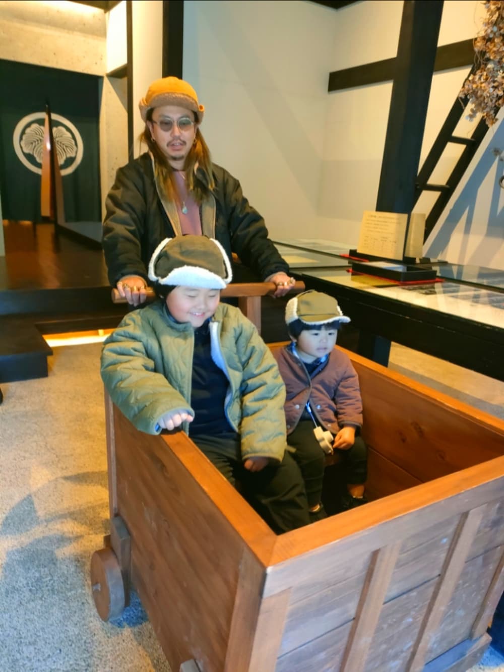 ブラック系のシャツ/ブラウス、ブラック系のパンツ、ブラック系のローファーを着用したキッズの冬コーディネートの3枚目の写真